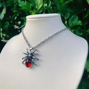Náhrdelník pavouk s červeným kamenem